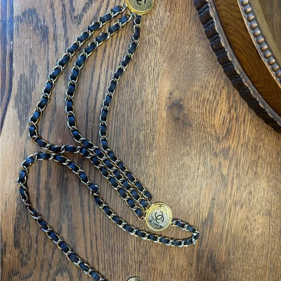 Chanel Black and Gold Chain Accessory display picture 3